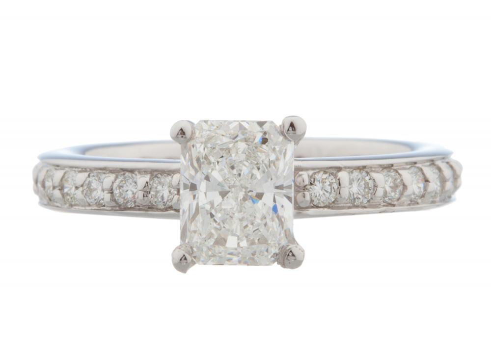 An appraisal of diamond jewelry might include details like imperfections in the stone.