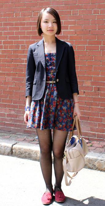 When dressing in business casual attire, avoid wearing skirts shorter than knee length.