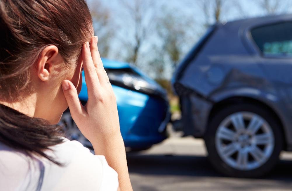A claim adjuster assesses the damage and injury caused by car accidents.